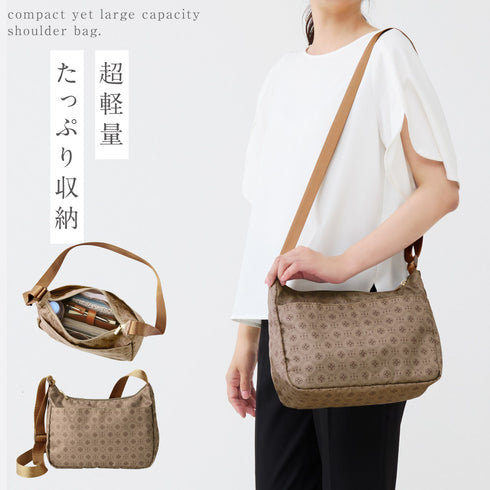 お出かけが楽しくなる軽量ショルダーバッグ